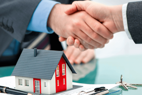 What are the advantages of buying a house before selling your current one?